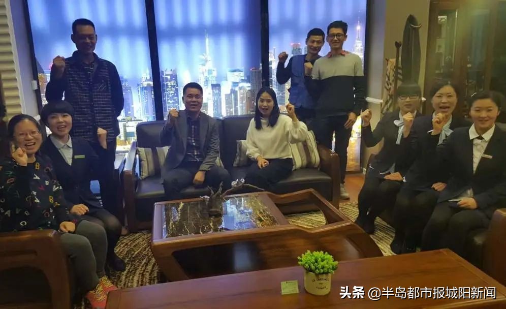 韩国人在青岛五四广场,韩国驻华大使馆参赞朴仁圭