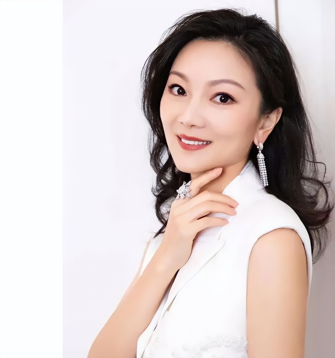 陈婷19岁声称不后悔嫁给张艺谋,19岁陈婷嫁给了谁