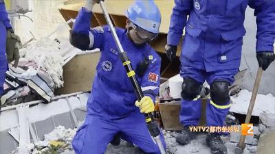 蓝天救援队英雄回家,蓝天救援队回家队长哭了视频