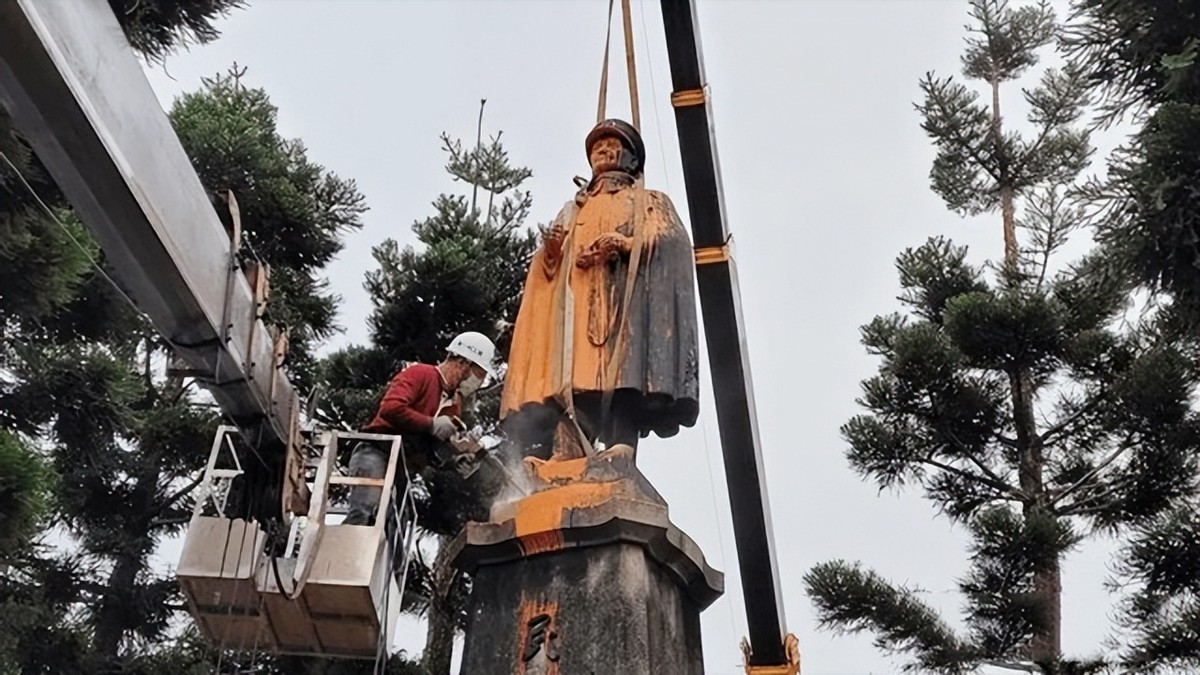 蒋介石的陵墓有多惨？子孙哭着要给他迁葬