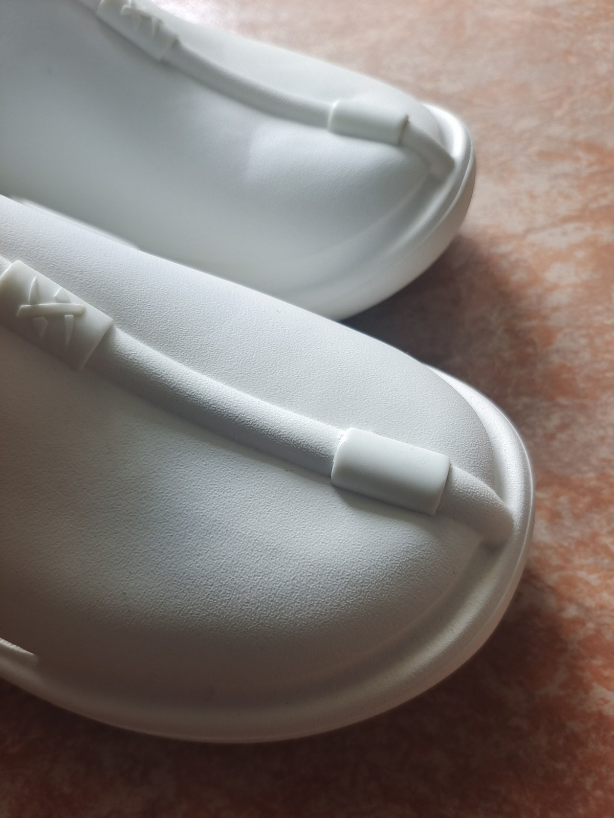 中国风的凉拖,带标志的特步凉拖