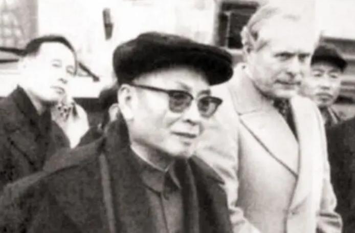 1944年叶飞去诊所看病，看到墙上的字画回来后急令：抓捕老医生