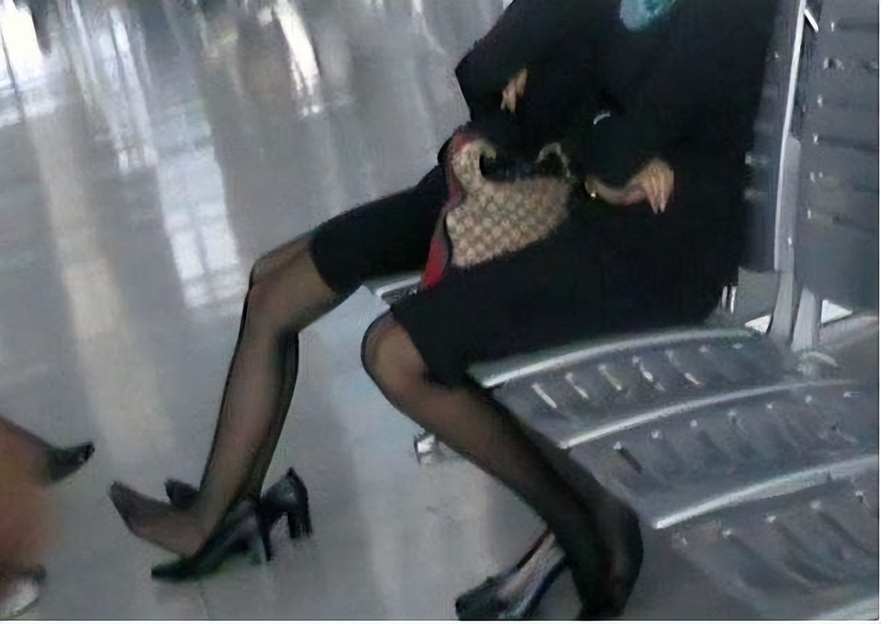 为什么空姐要穿裤袜,空姐为什么会穿棉袜