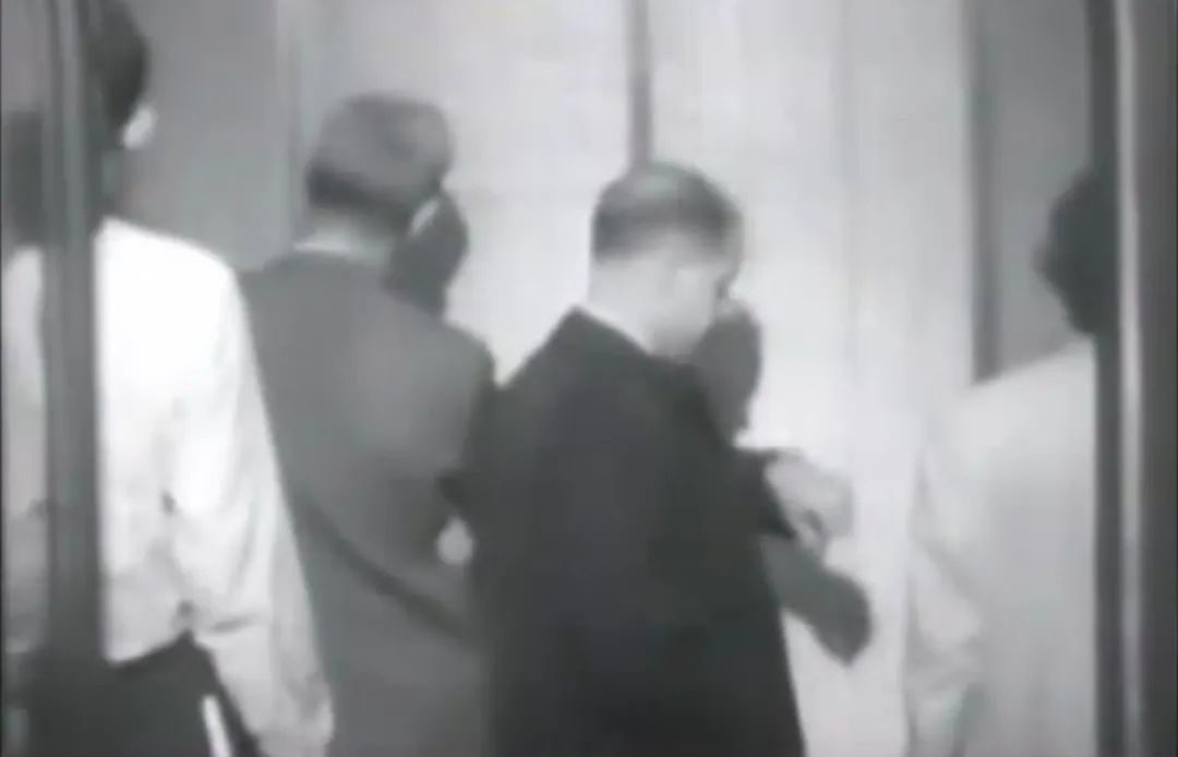 离谱到全网开骂的“玫瑰冰淇淋”事件：新型智商税，又来祸害人了