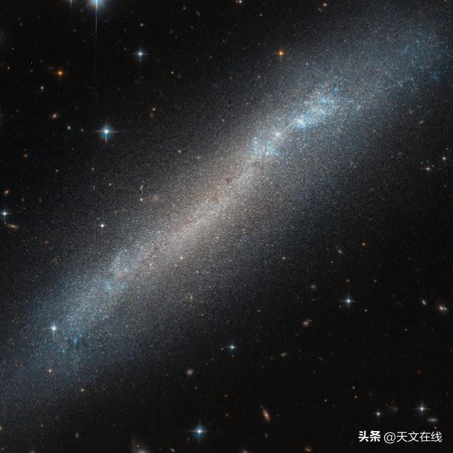 散发耀眼光芒，环绕远古星系，至今为止最完整的爱因斯坦环