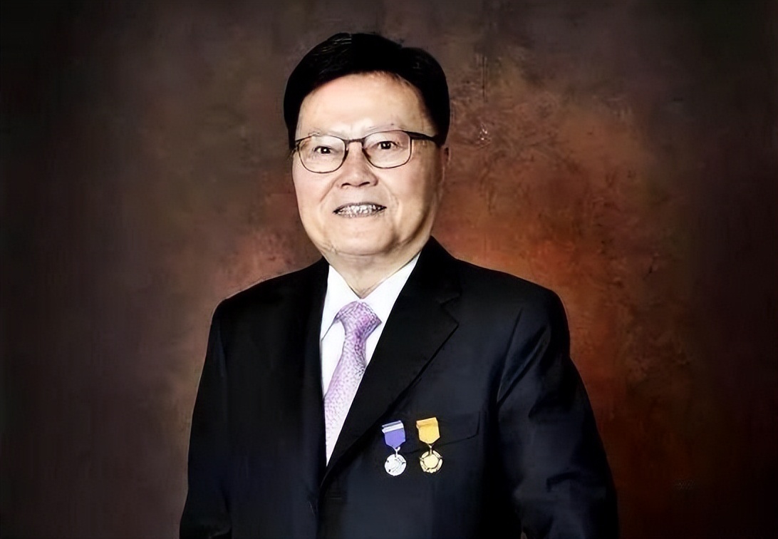 他曾是裁缝，月薪300元，逆袭成香港富豪，儿媳身家500亿，凭啥