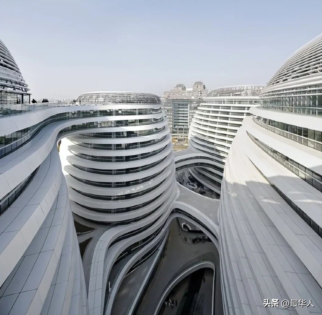 伊拉克“建筑女魔头”：一生未婚，争议无数，却活成了一个传奇