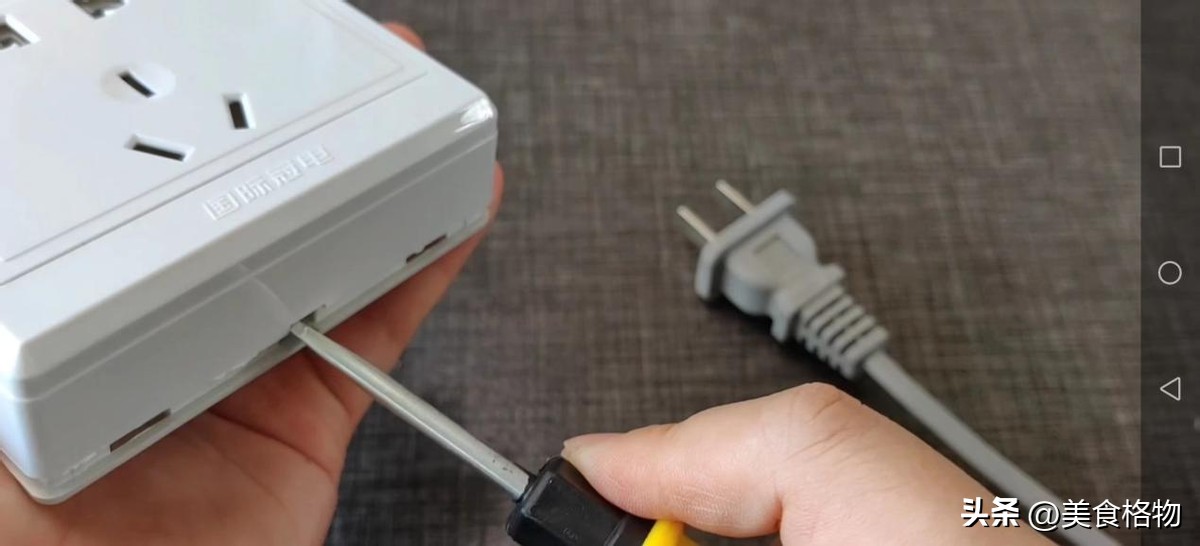 墙上插座松动处理小视频,插座松动怎么防止脱落
