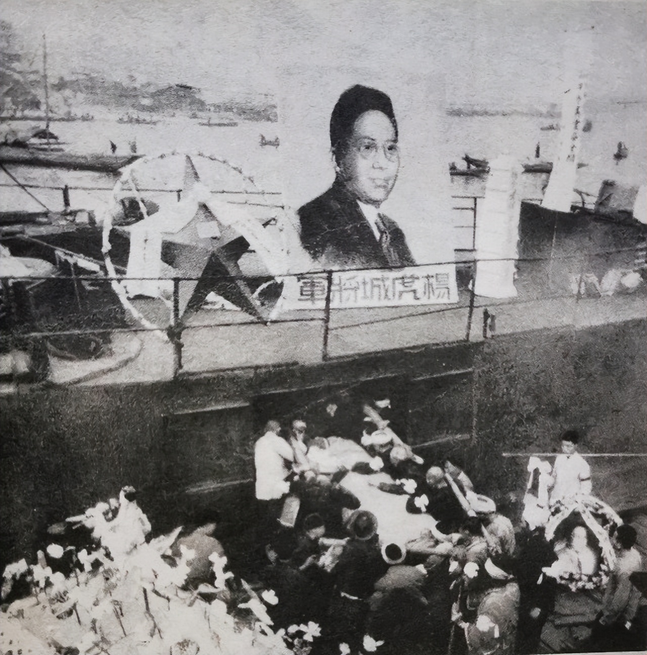 1949年，杨虎城死后3个月发现遗体，长子杨拯民扶柩，安葬在西安