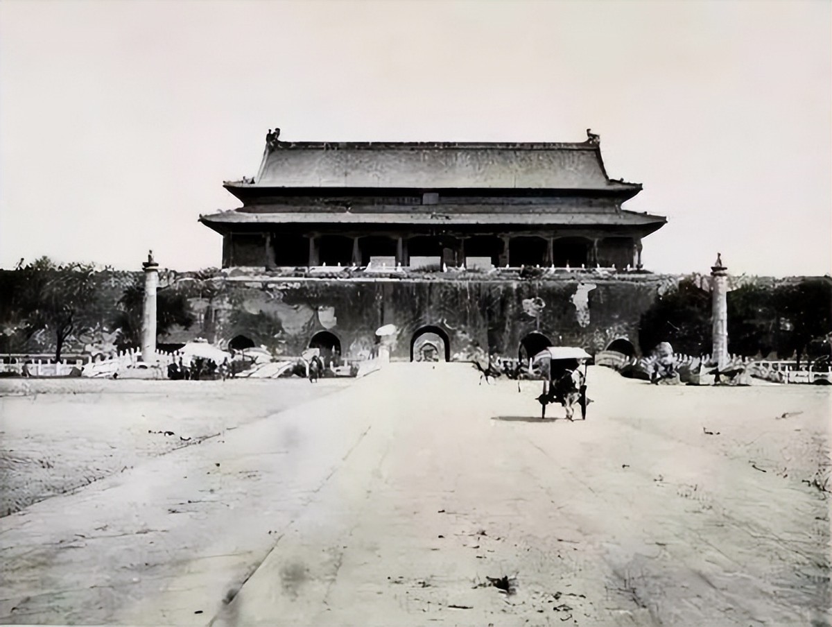 *安门天**除了毛主席画像，还悬挂着国徽，2019年曾发生过变化