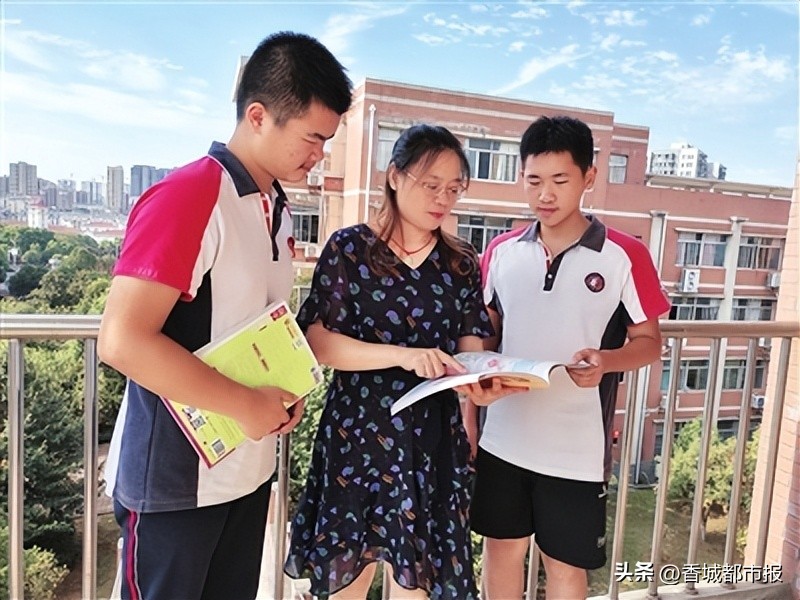 用勤奋做幸福的老师——记2022年咸宁名师叶会芬