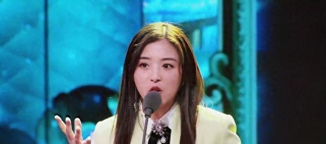 “小丑手”太减分了，这8位女星个个貌美如花，却被手拖后腿