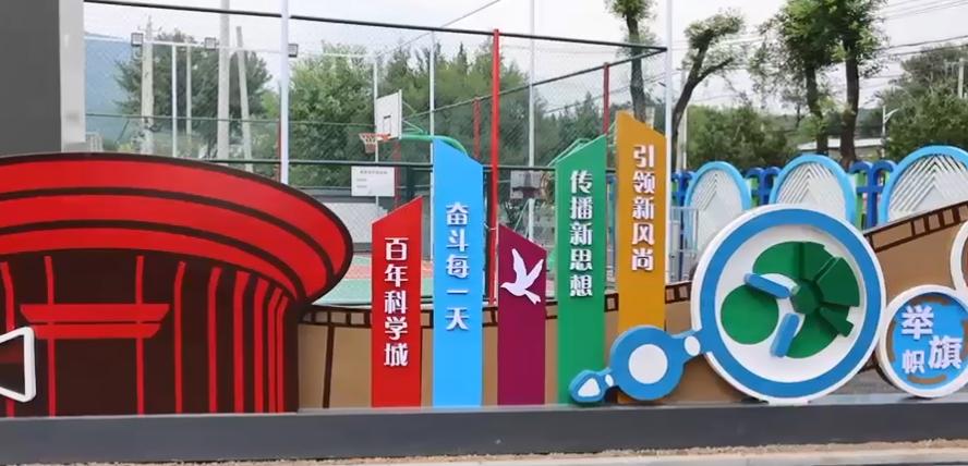 村子里家家户户门口都是篮球场,村门口的篮球场