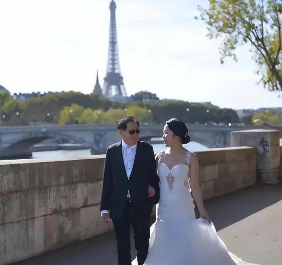 57岁富婆嫁小19岁老公生下三胞胎,57岁富婆嫁给丈夫后生三胞胎