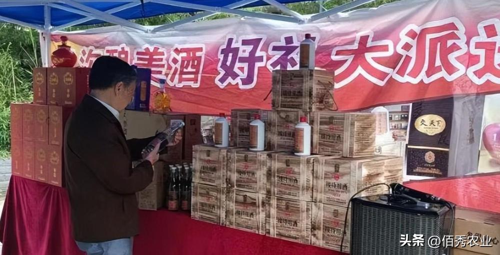 大量“赊酒人”扎堆农村，买酒先交定金，来年付尾款，有何猫腻？