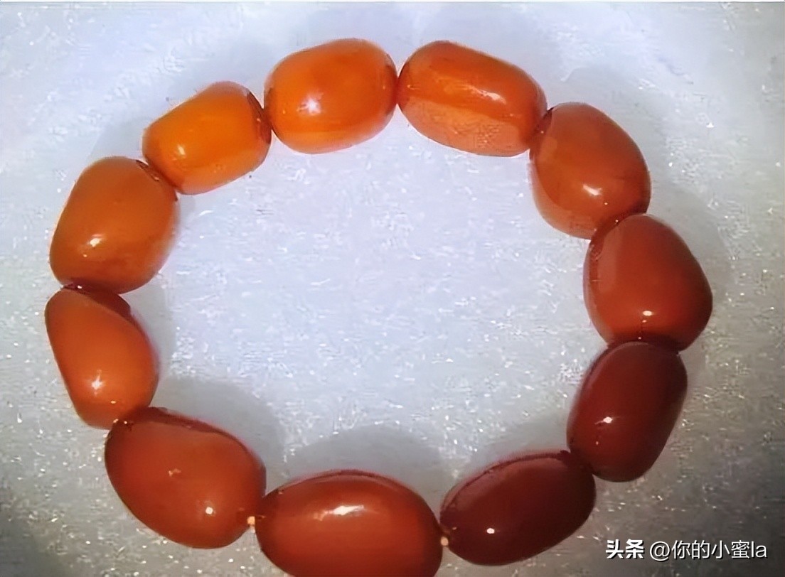 烤色蜜蜡盘玩会变色吗,鸡油黄蜜蜡是烤色的吗