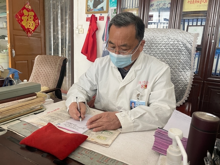 七旬村医为9个村民免费看病47年,为老百姓免费看病