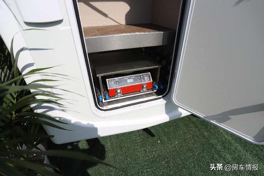 刚买的房车开回家后真的很喜欢,外观好看最舒适的房车