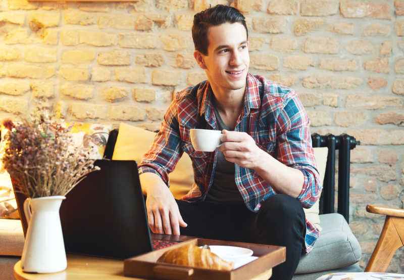 早晨空腹喝淡盐水还是白开水,早上起床喝淡盐水还是白开水好