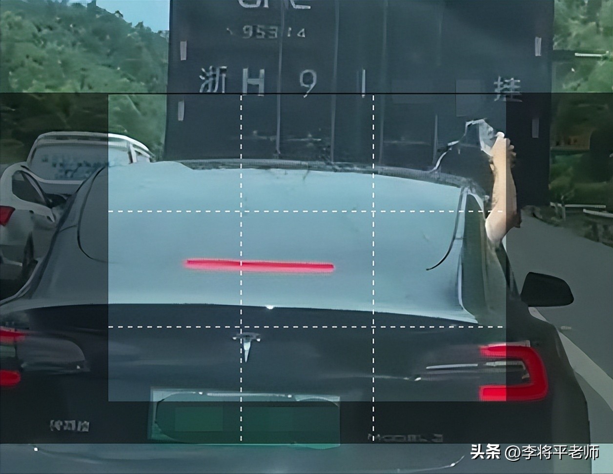 倒水打伞贴报纸,新能源车的天幕玻璃为何这么坑?车企:省钱啊