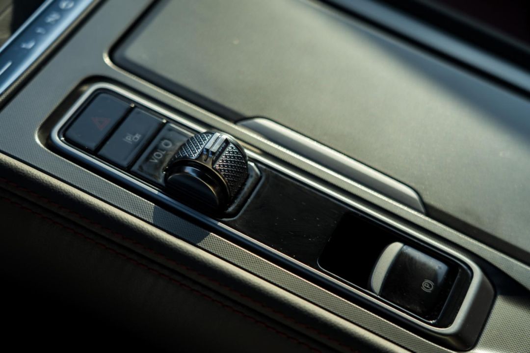 新款林肯z试驾,22款林肯z银色试驾