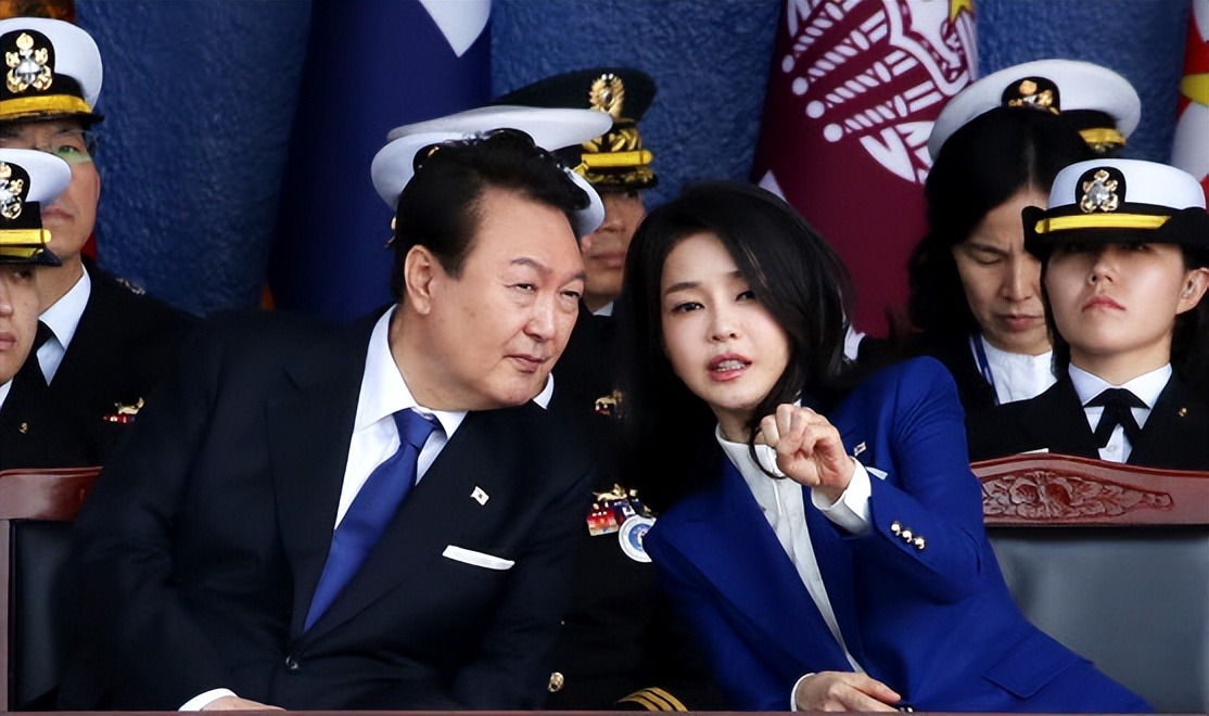 韩第一夫人当众哭泣引热议！擦眼泪鼻涕不顾形象？仙女落泪也超美