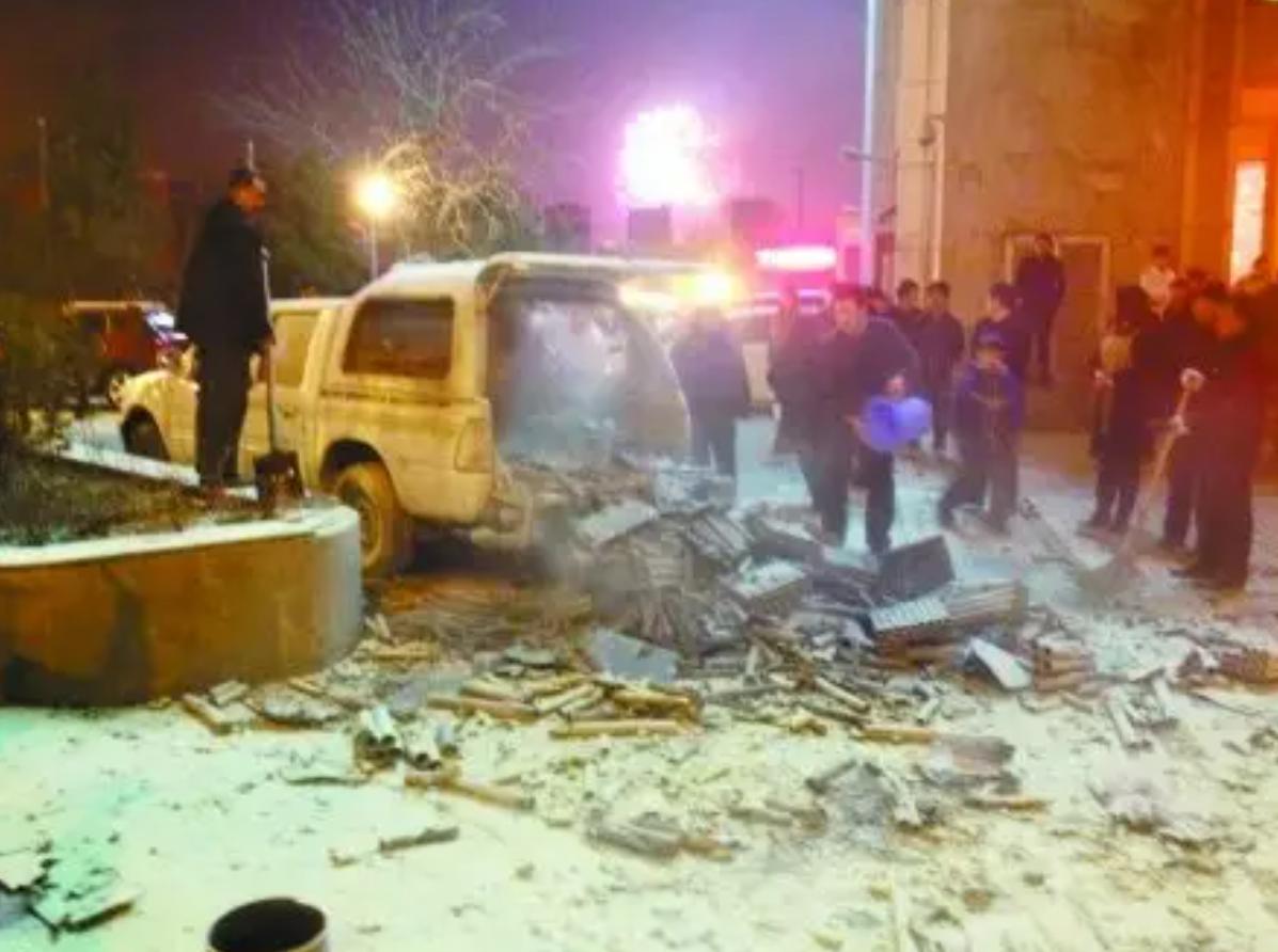 提醒各位车内不要放易燃易爆品,后备箱报废