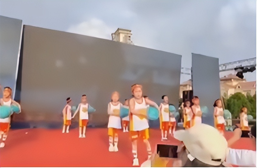 南航致歉滞留旅客全视频,南航为乘客被骂致歉直播