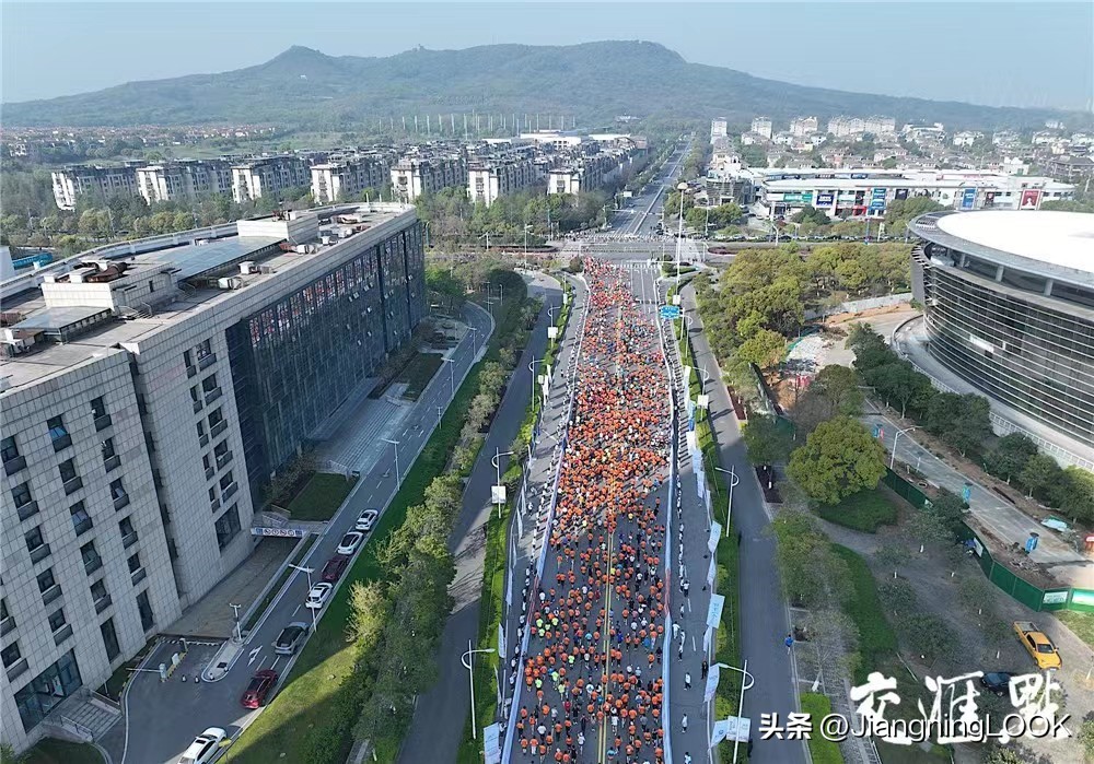 南京江宁大学城半程马拉松第一名,江宁大学城马拉松比赛照片
