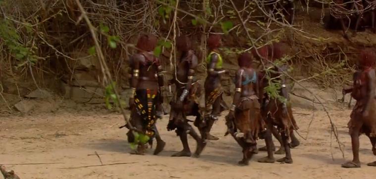 非洲原始部落的真实生活：女人想找对象，就要主动让男人鞭打