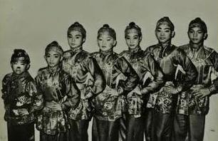 同样是成龙基因，把林凤娇儿子和吴绮莉女儿一对比，差距就出来了