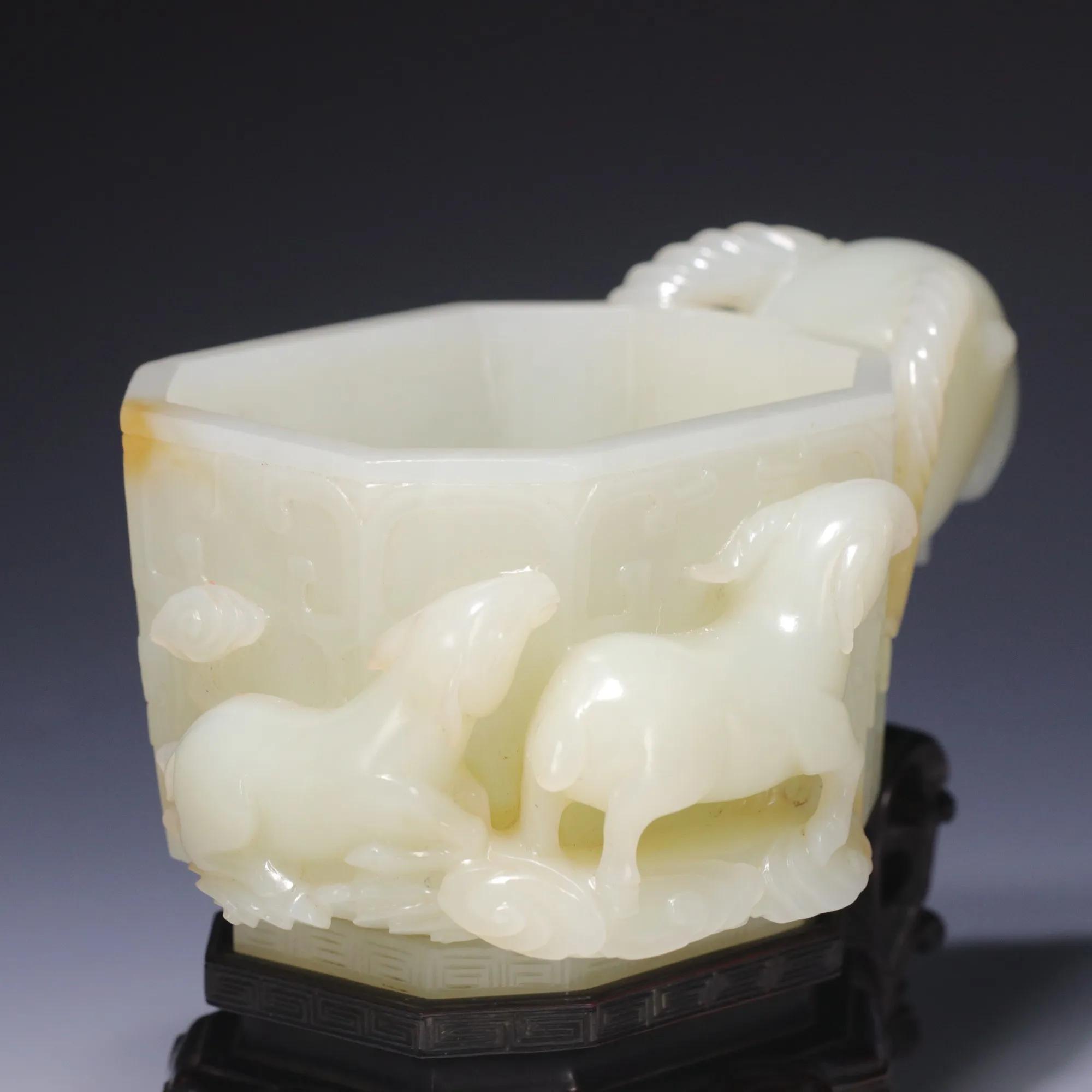 101克和田青白籽料一线天带红皮,和田玉羊首