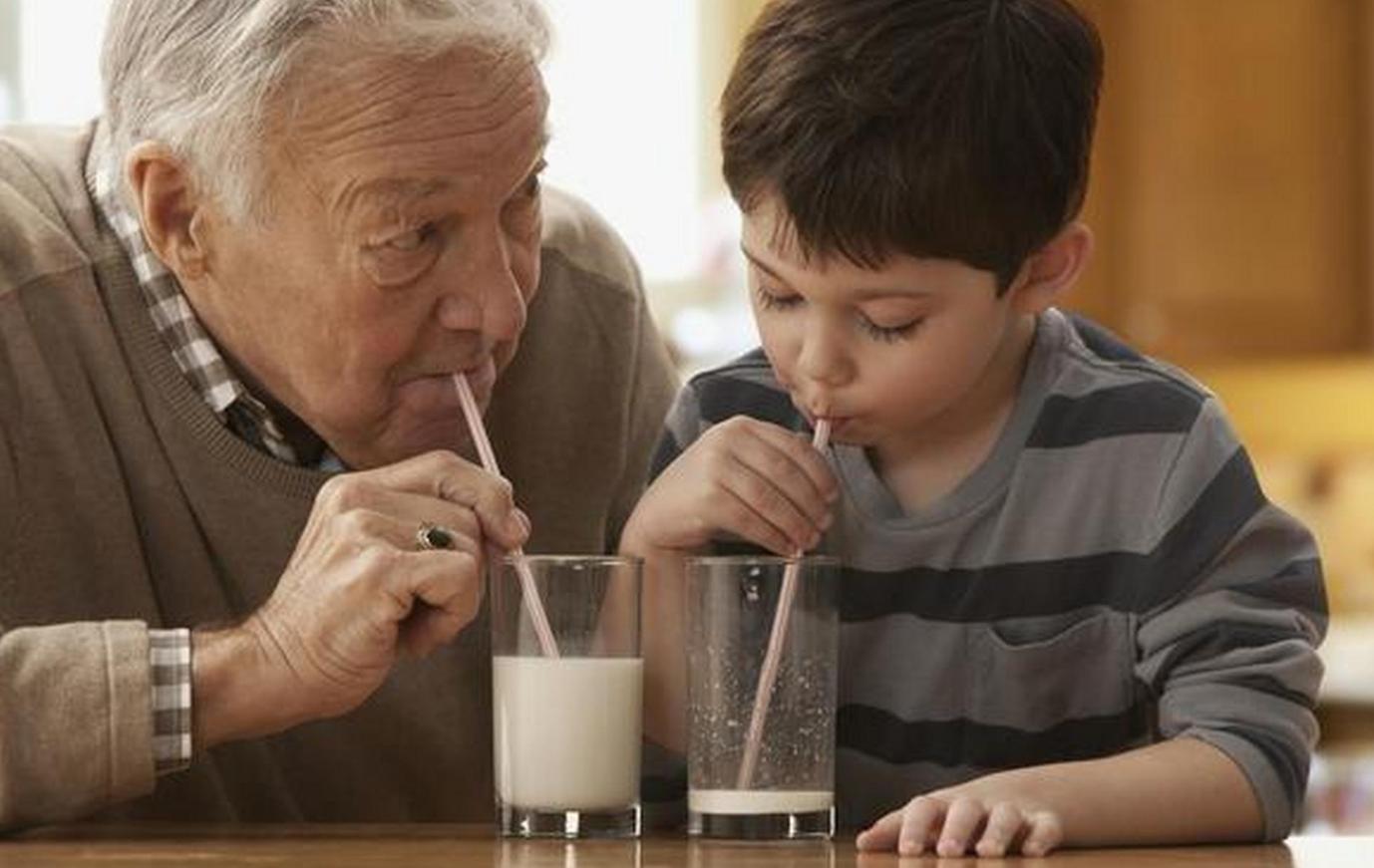牛奶是钟南山眼中的“长寿食物”，每天几点喝最健康？别选错时间