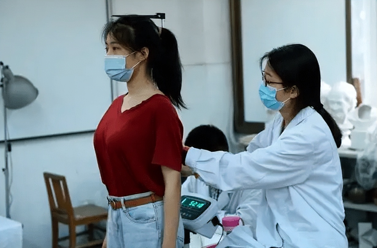 高考体检要求“脱*裤内**”,学生尴尬脸红,往届生:还有更尴尬的呢