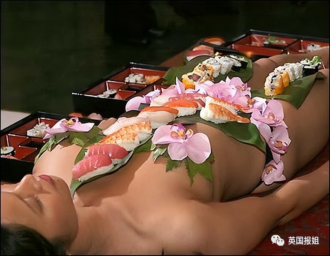 让全裸女模特当餐盘，寿司放身上供宾客享用，9岁女儿也在场