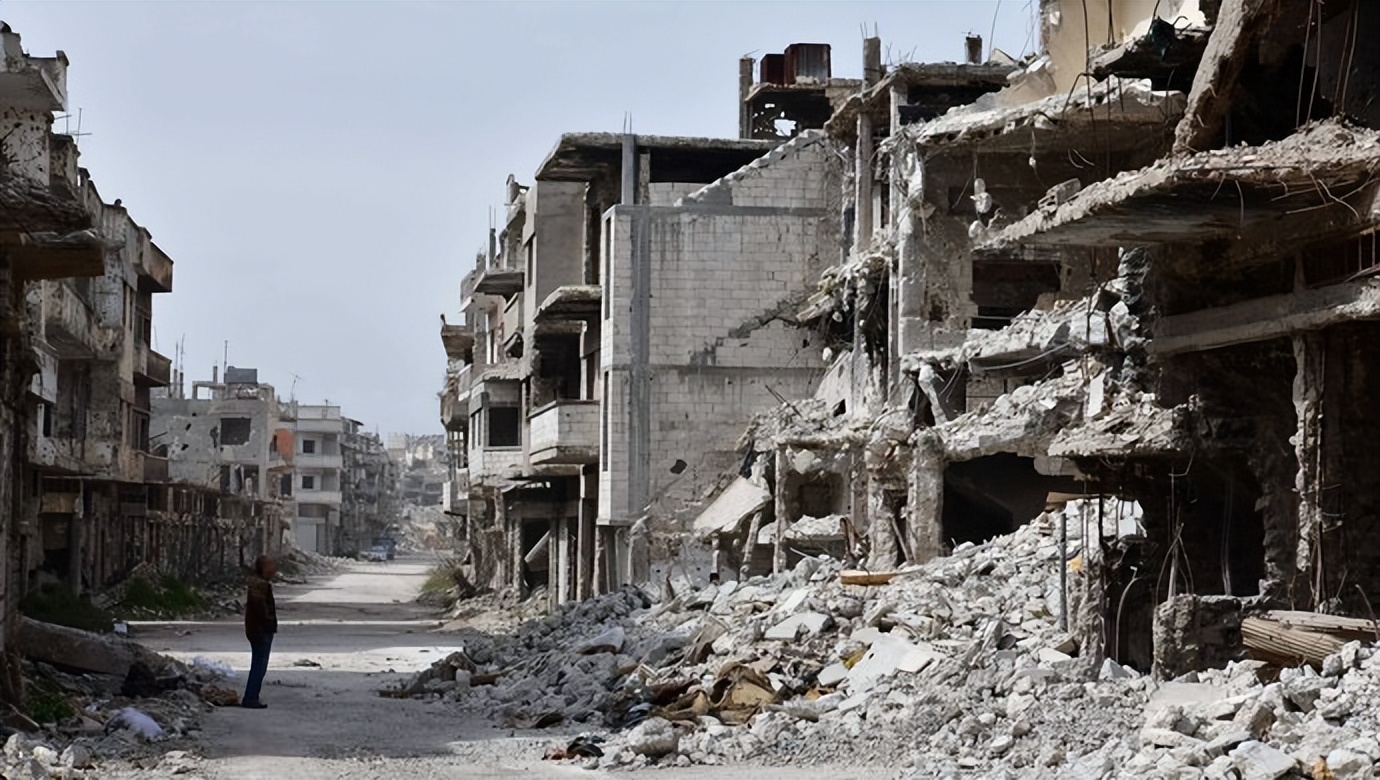 俄总统普京向无名烈士墓敬献花圈,俄媒普京向无名烈士墓敬献花圈