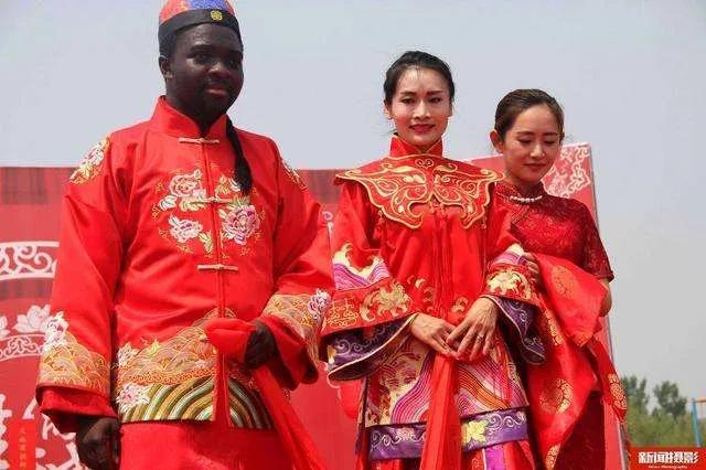 美国网友问：中国人喜欢黑人吗？他们欢迎黑人的到来吗？