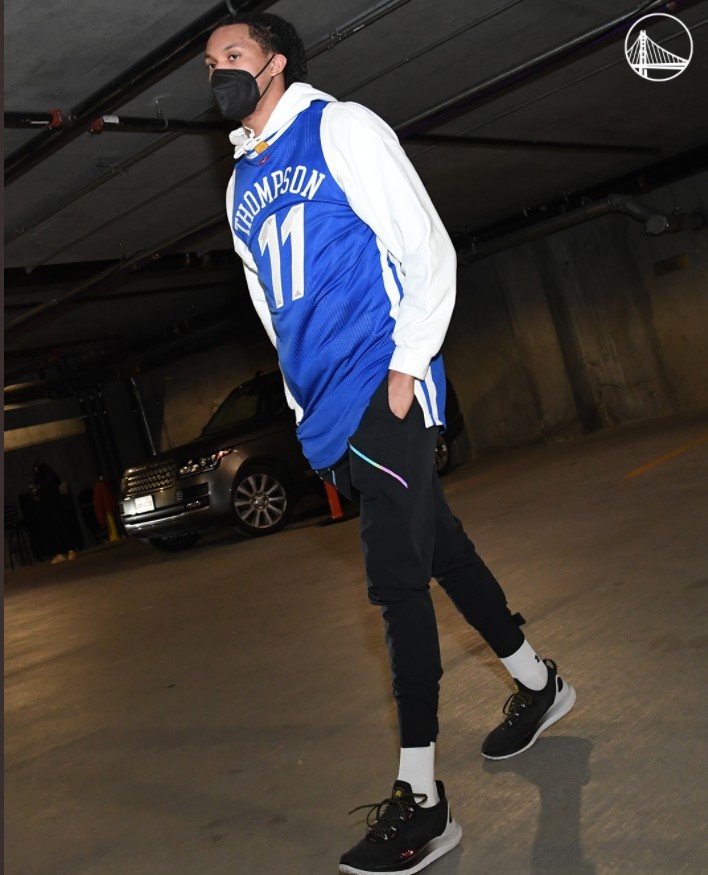 勇士队内气氛融洽,勇士更衣室庆祝克莱