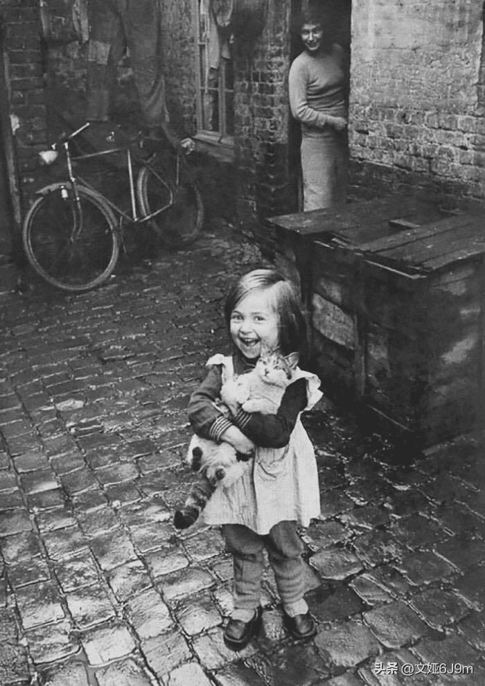 变态的纳粹德国，*光脱**犹太人女人衣服，集体*杀屠**！2