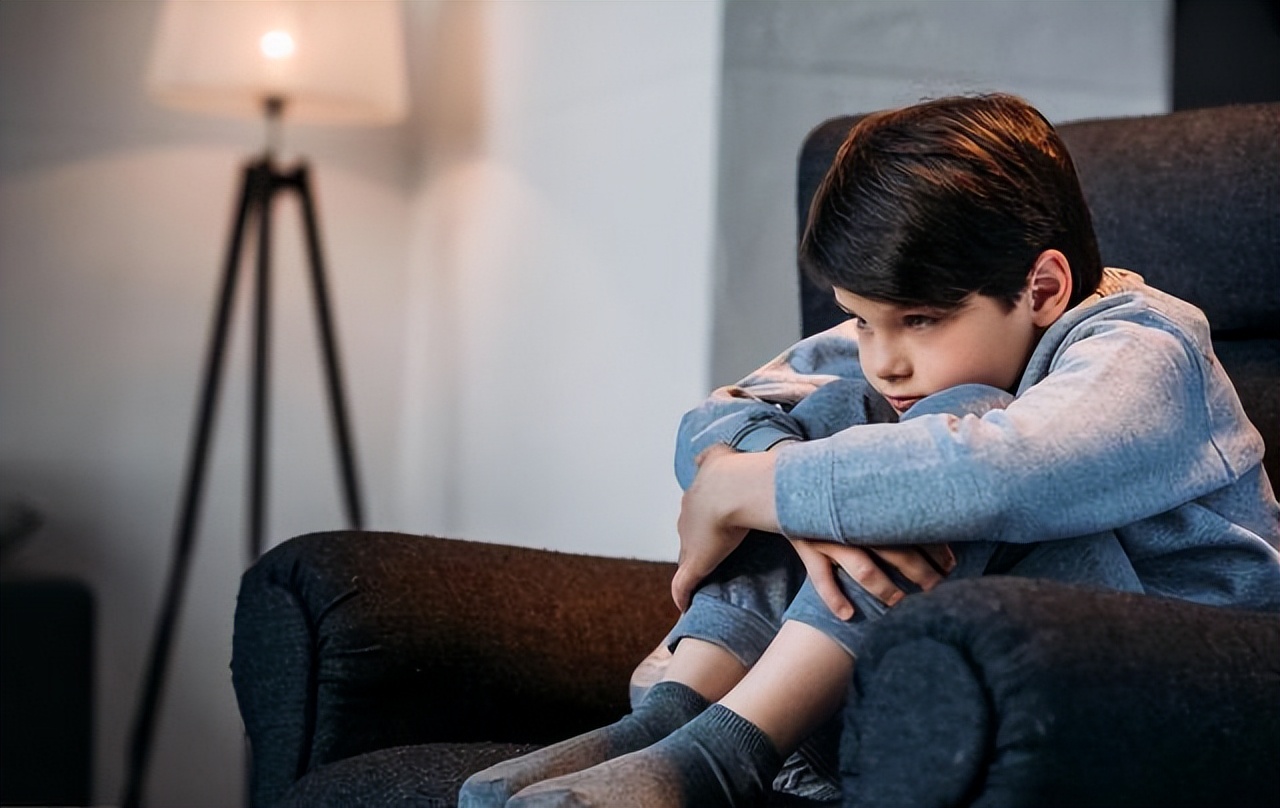 青春期男孩子叛逆怎么正确引导,小孩叛逆较劲不理怎么处理