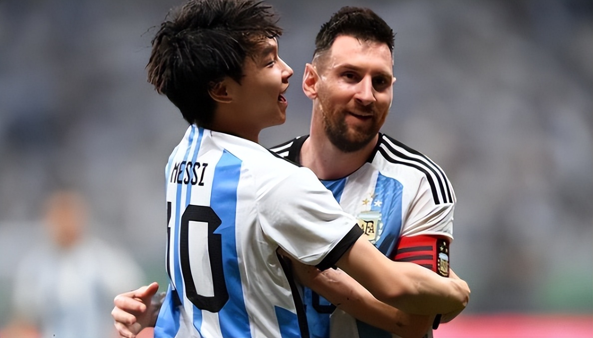 三名小球迷冲入场内梅西现场视频,梅西怎么回应被中国小球迷拥抱