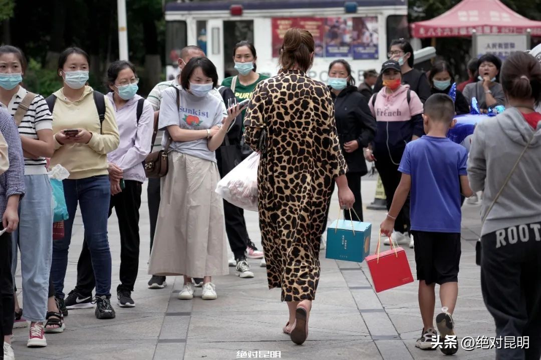 中秋节时妈妈买了许多月饼,中秋妈妈给我寄了一箱月饼