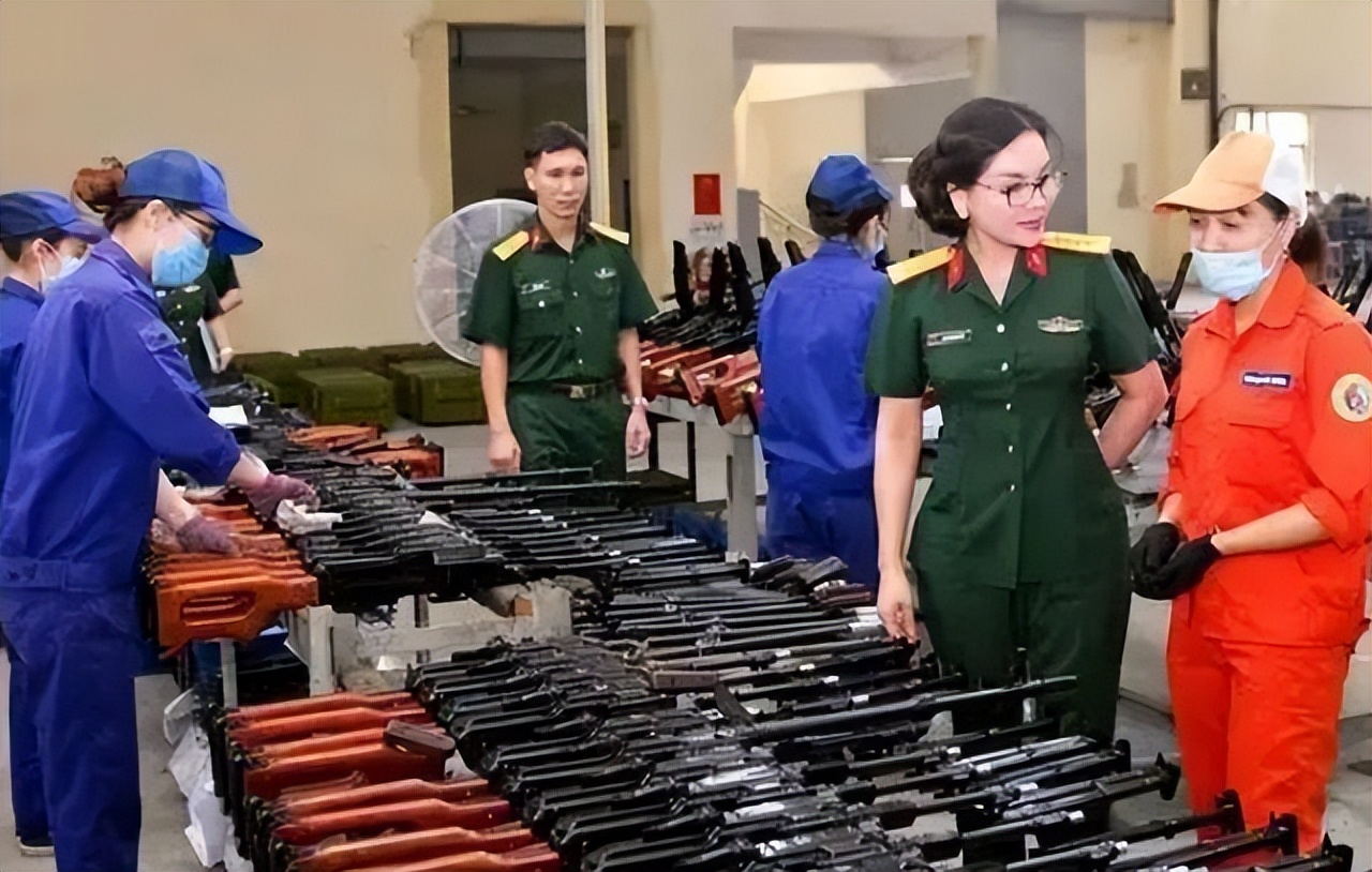 越南*队军**变*火军**商，女军官背LV包炫富，坍塌式腐败成世界之首