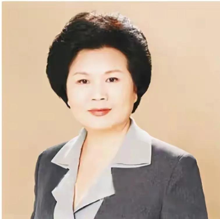 央视播音33年，搭档罗京去世后自请离职，74岁的刑质斌如今怎样了