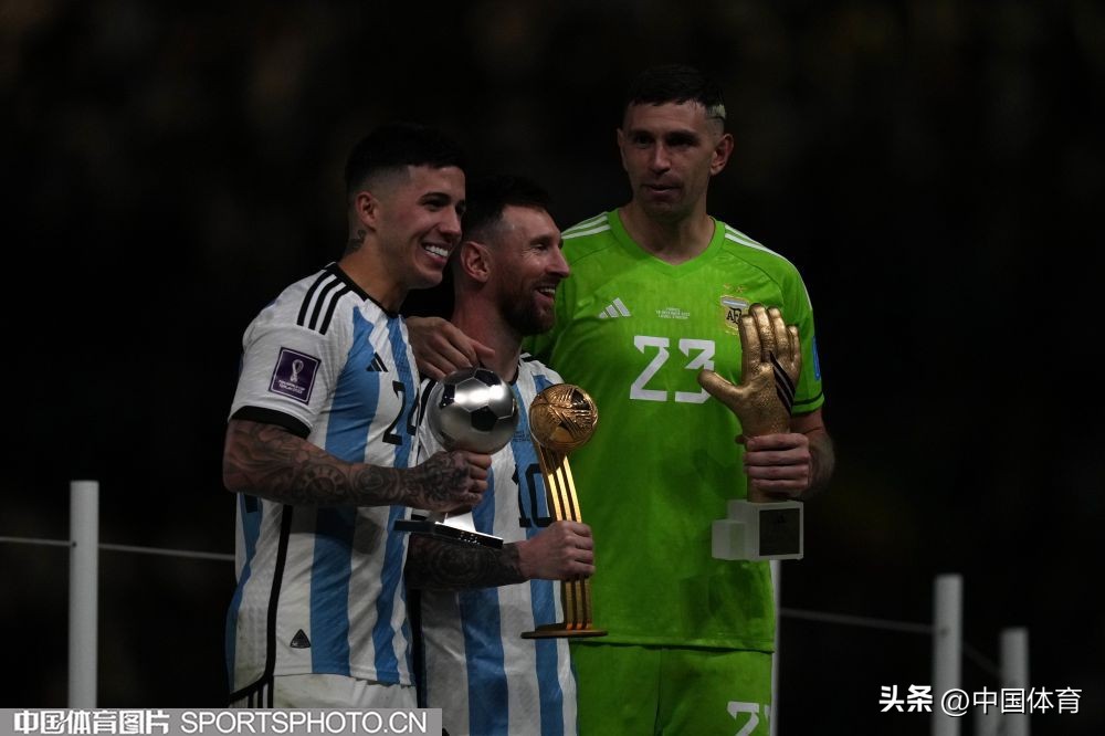 卡塔尔世界杯阿根廷捧起大力神杯,卡塔尔世界杯阿根廷大力神杯