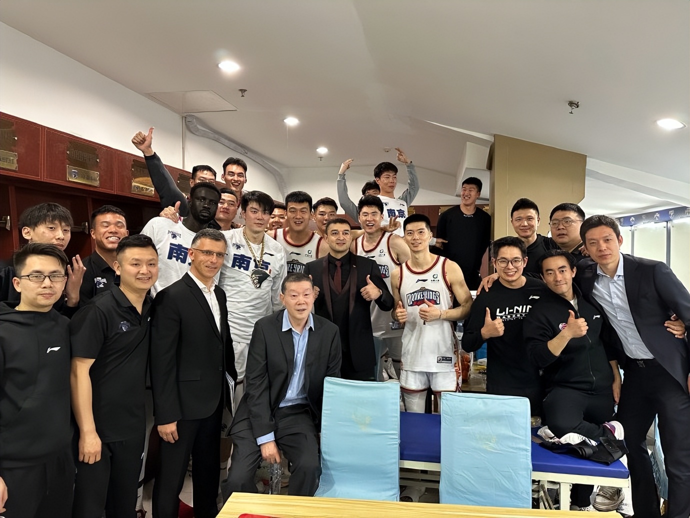 西热力江续约同曦队视频,同曦主教练西热力江布置战术