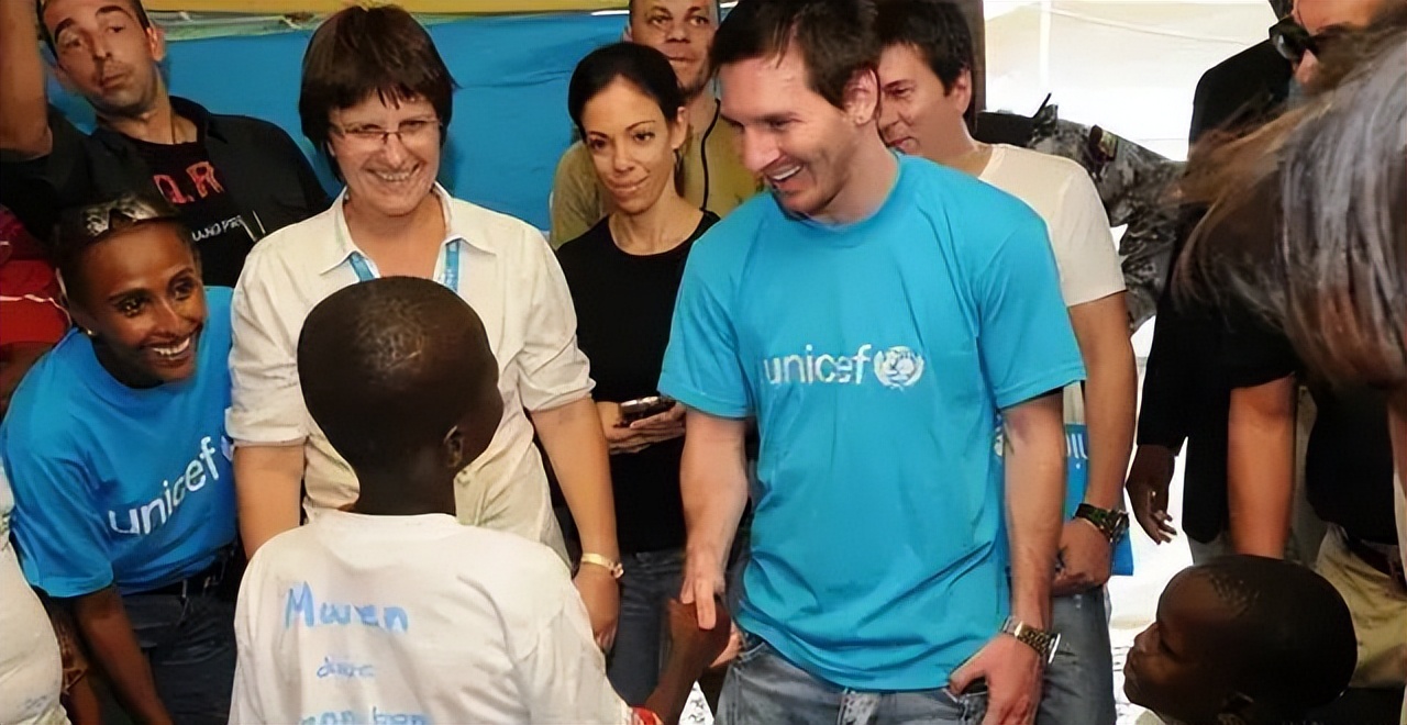 梅西侏儒症的时候踢球是什么样子,梅西成长全记录