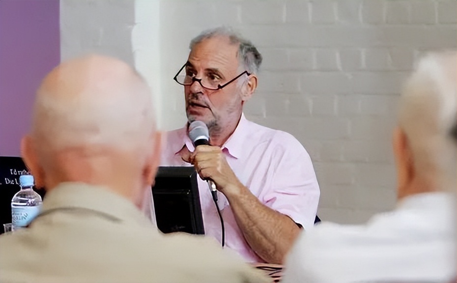 他设计了一个安乐死舱，30秒一键去世，能搬到任何地方