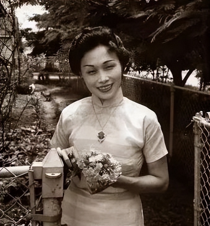 陈香梅：首位入职白宫的中国女人，帮美国人选总统，*小平邓**座上宾