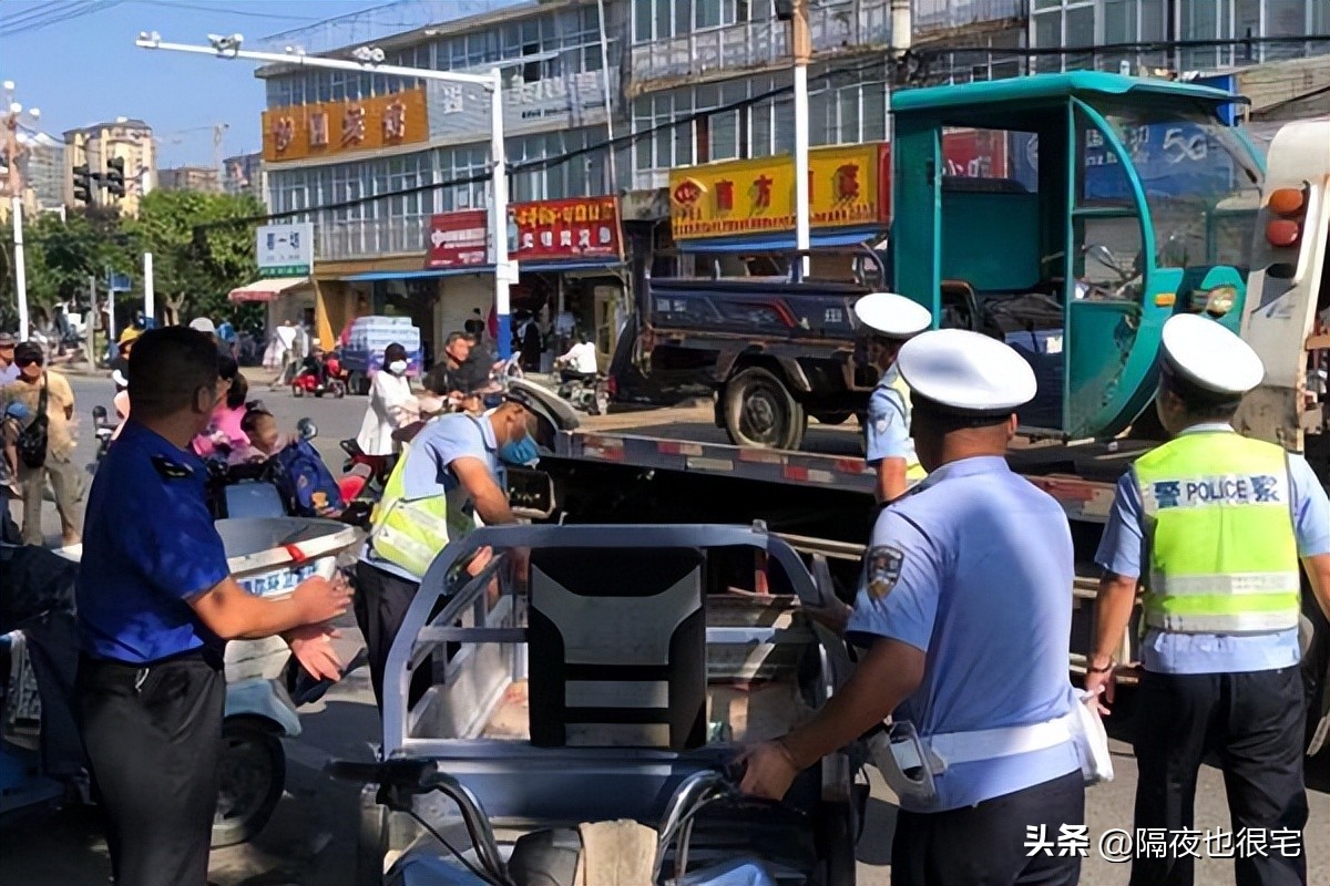 城管又玩火？摊贩沉默后突然爆发，满车货物遭路人哄抢，不要脸！